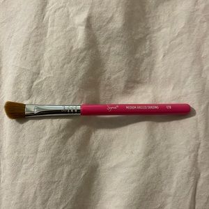 Sigma E70 Medium Angled Shading Brush travel size